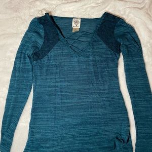 Small cross cross lace long sleeve shirt.